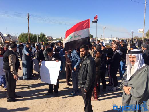 متظاهرون في الناصرية يقطعون طريقا رئيسيا للمطالبة بالخدمات - تقرير مصور -