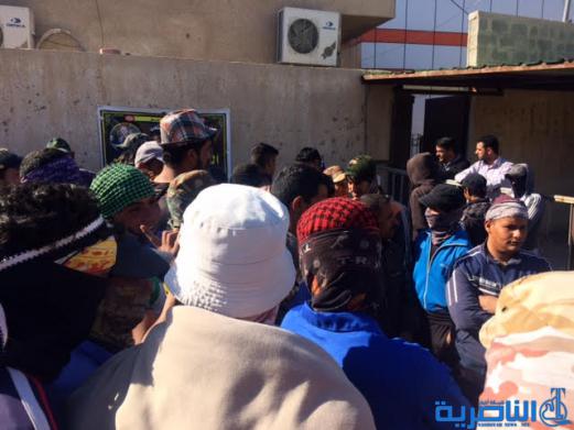  العشرات من اجراء البلدية يتظاهرون في الناصرية للمطالبة بصرف رواتبهم المتاخرة - تقرير مصور -
