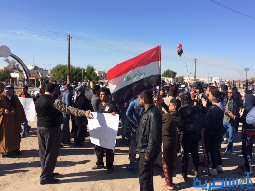 متظاهرون في الناصرية يقطعون طريقا رئيسيا للمطالبة بالخدمات - تقرير مصور -