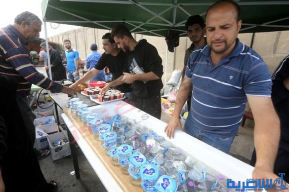 بالصور .. تكافل ودروس للإنسانية على طول الطريق الى كربلاء