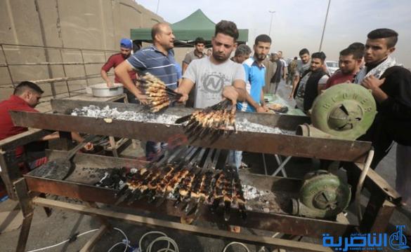 بالصور .. تكافل ودروس للإنسانية على طول الطريق الى كربلاء