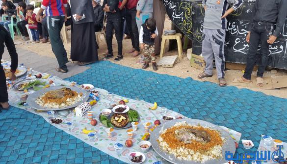 بالصور :محافظ ذي قار يشيد بخدام الحسين ويشاركهم بمد اطول سفرة ثواب بطول 65 كم