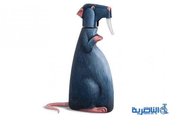 فنان يحول الأدوات البسيطة إلى شخصيات ساخره