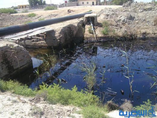 بالصور : تسرب نفطي يتسبب بتلوث احد انهار الناصرية