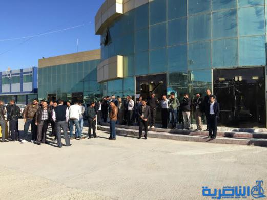 موظفو العقود في مجلس ذي قار يتظاهرون للمطالبة بتثبيتهم على الملاك الدائم - تقرير مصور -