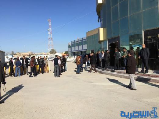 موظفو العقود في مجلس ذي قار يتظاهرون للمطالبة بتثبيتهم على الملاك الدائم - تقرير مصور -