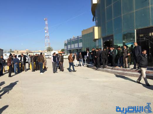 موظفو العقود في مجلس ذي قار يتظاهرون للمطالبة بتثبيتهم على الملاك الدائم - تقرير مصور -