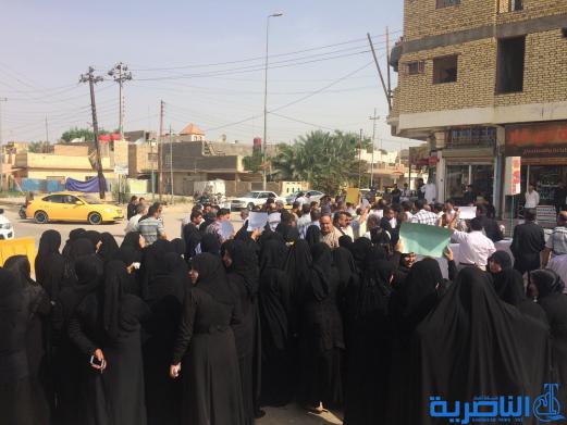 اساتذة وموظفو المعهد الفني يتظاهرون ويقطعون طريقا في الناصرية احتجاجا على الرواتب - تقرير مصور -