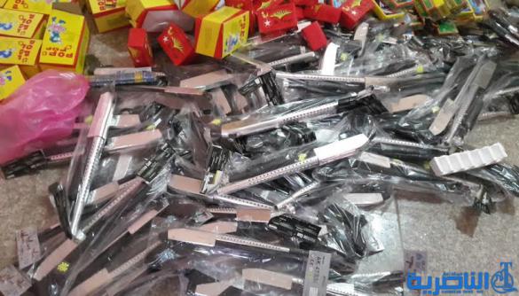  بالصور :مصادرة كميات كبيرة من العاب العنف والمفرقعات النارية في سوق الشيوخ