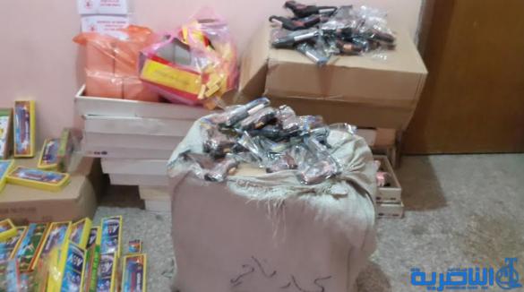  بالصور :مصادرة كميات كبيرة من العاب العنف والمفرقعات النارية في سوق الشيوخ