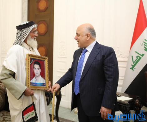 العبادي يستقبل عبد الزهرة شيال ابرز متظاهري الناصرية ويجدد وعوده بتلبية المطالب