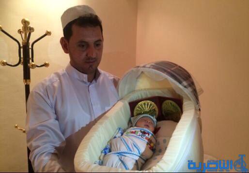 ابا ذر العمر يزور الطفل الذي ولد لاسرة من حجيج ذي قار