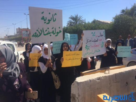  طلبة الاعدادية يتظاهرون في الناصرية للمطالبة بتاخير موعد الامتحانات - تقرير مصور -