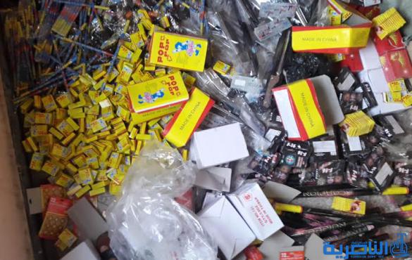  بالصور :مصادرة كميات كبيرة من العاب العنف والمفرقعات النارية في سوق الشيوخ