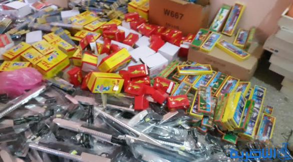  بالصور :مصادرة كميات كبيرة من العاب العنف والمفرقعات النارية في سوق الشيوخ