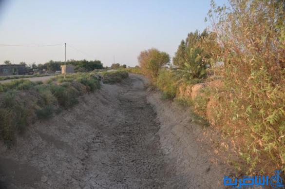  بالصور : الجفاف يحول انهار ذي قار الى ساحات لكرة القدم