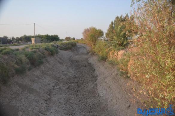  بالصور : الجفاف يحول انهار ذي قار الى ساحات لكرة القدم