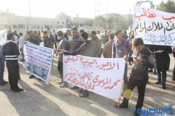 الاجراء اليوميون في الصحة والمجاري يتظاهرون في الناصرية لتثبيهم على الملاك الدائم - تقرير مصور -