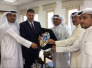 وزارة الإعلام الكويتية تكرم أبو الهيل بدرع الوزارة‎